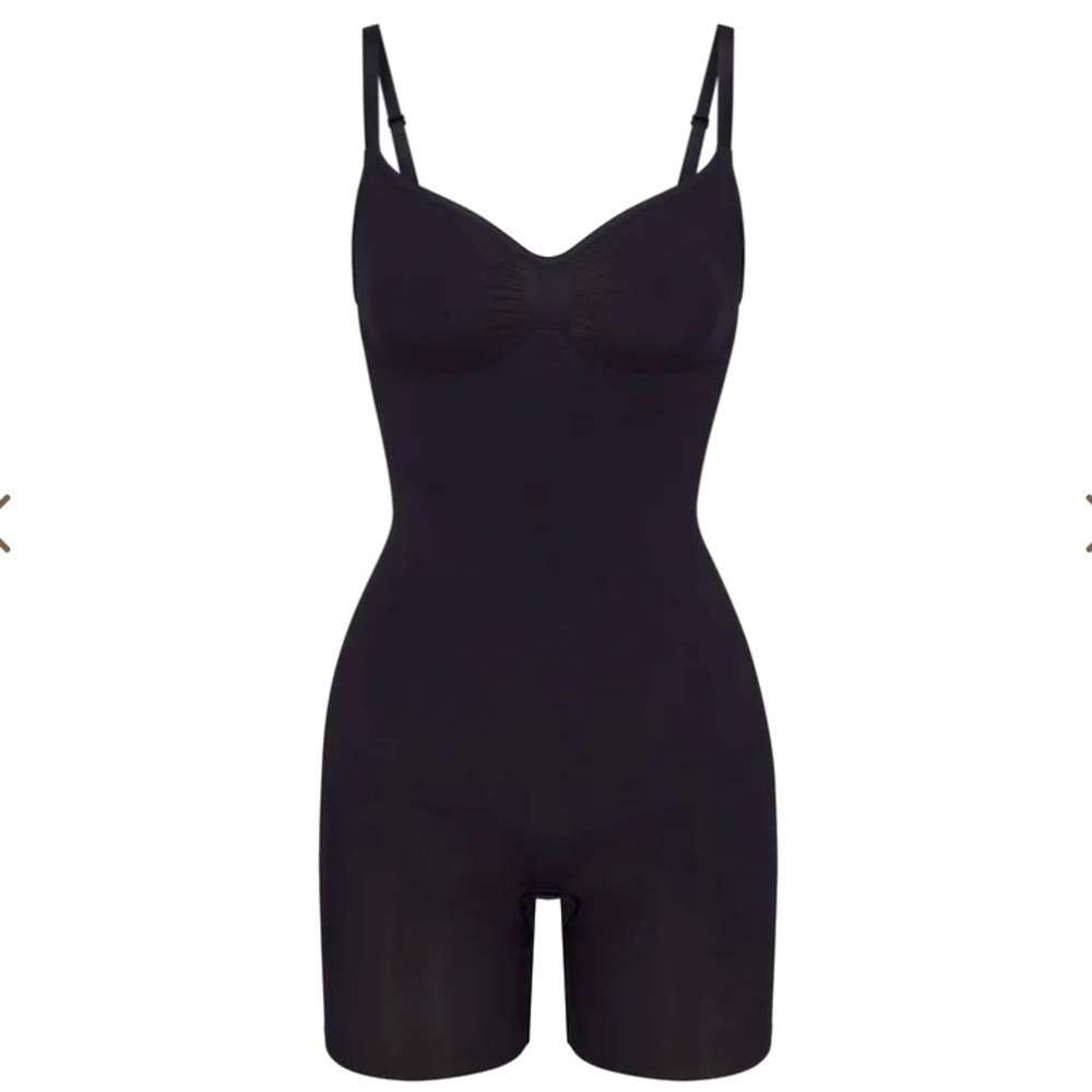 SCULPTING BODYSUIT MID THIGH W. OPEN GUSSET ONYX (Plus)